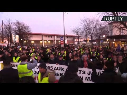 Video: French protesters march in solidarity with ‘Yellow Vest’ who lost his hand