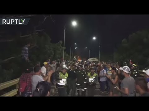 Video: Deserting Venezuelan soldiers cross into Colombia as riots continue
