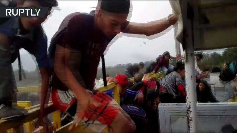 Video: Chaos at Simon Bolivar Bridge: Venezuelans storm the border to Colombia