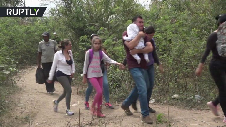Video: RAW: Venezuelans cross illegal pathways to reach Colombia