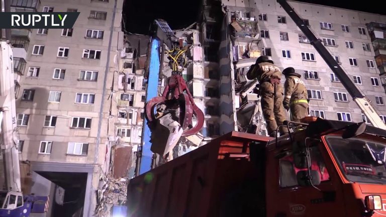 Video: RAW: Deadly building collapse site in Magnitogorsk