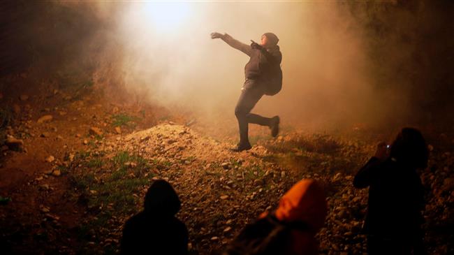 PressTV-US border agents again use tear gas to repel migrants