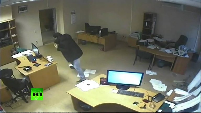 Video: Dramatic CCTV: Meteorite blast wave blows out doors, windows in Russia